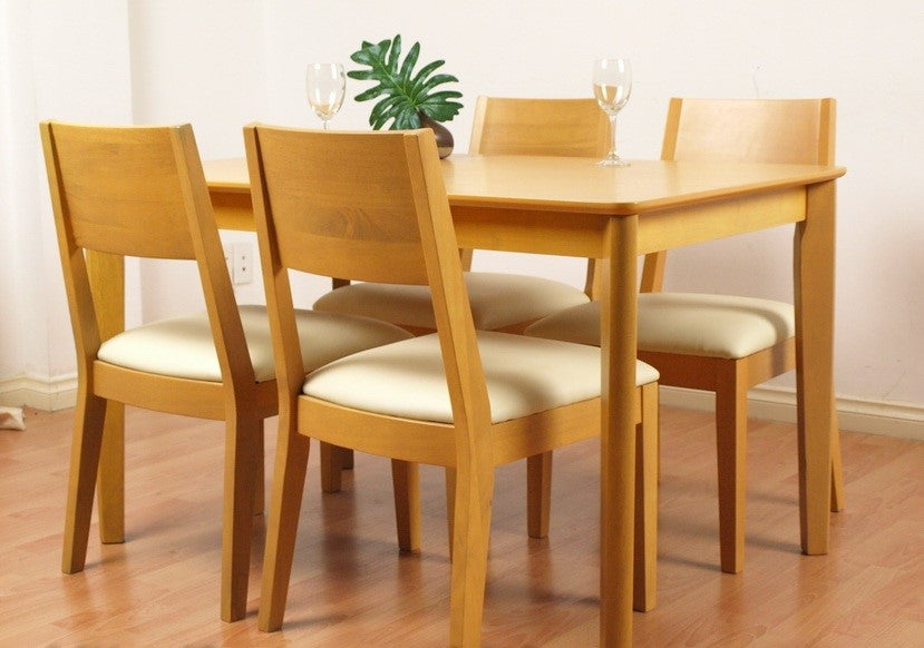 Chọn bàn ăn gỗ cao su cho nhà chung cư Sài Gòn