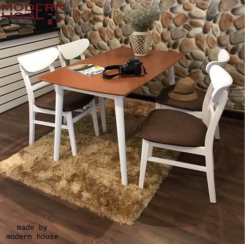 Những gia đình sống ở chung cư thích dùng bàn ăn gỗ