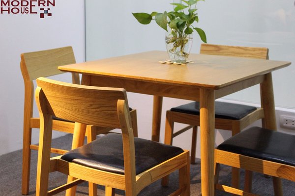 Bàn ăn nhỏ 4 ghế cho nhà chung cư tại Sài Gòn